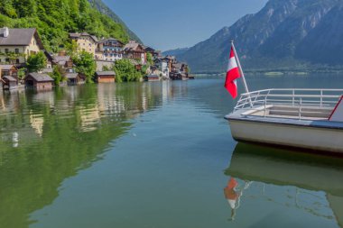 Bir yaz gününde Hallsttter gölü boyunca güzel keşif turu. - Hallstatt/Avusturya. 