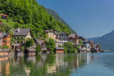 Bir yaz gününde Hallsttter gölü boyunca güzel keşif turu. - Hallstatt/Avusturya. 