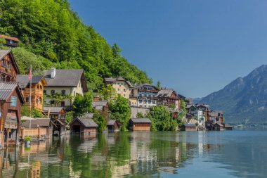 Bir yaz gününde Hallsttter gölü boyunca güzel keşif turu. - Hallstatt/Avusturya. 
