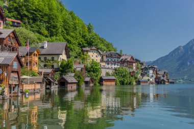 Bir yaz gününde Hallsttter gölü boyunca güzel keşif turu. - Hallstatt/Avusturya. 
