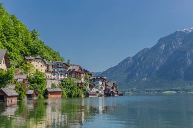 Bir yaz gününde Hallsttter gölü boyunca güzel keşif turu. - Hallstatt/Avusturya. 