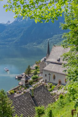 Bir yaz gününde Hallsttter gölü boyunca güzel keşif turu. - Hallstatt/Avusturya. 