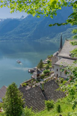 Bir yaz gününde Hallsttter gölü boyunca güzel keşif turu. - Hallstatt/Avusturya. 
