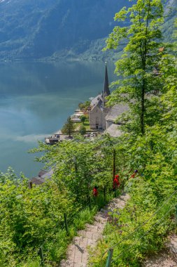 Bir yaz gününde Hallsttter gölü boyunca güzel keşif turu. - Hallstatt/Avusturya. 