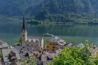 Bir yaz gününde Hallsttter gölü boyunca güzel keşif turu. - Hallstatt/Avusturya. 