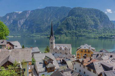 Bir yaz gününde Hallsttter gölü boyunca güzel keşif turu. - Hallstatt/Avusturya. 
