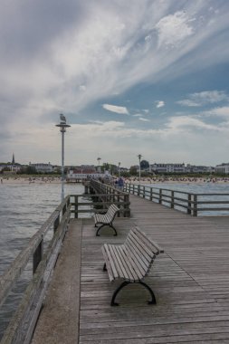 Usedom'un kumlu plajında tatil hissi. - Baltık sahil beldesi Heringsdorf/Almanya