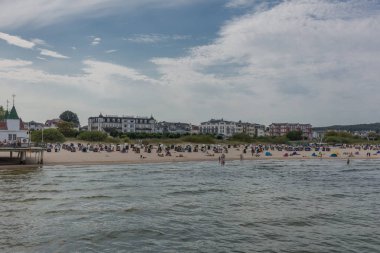 Usedom'un kumlu plajında tatil hissi. - Baltık sahil beldesi Heringsdorf/Almanya