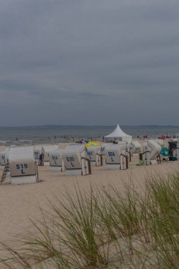 Usedom'un kumlu plajında tatil hissi. - Baltık sahil beldesi Heringsdorf/Almanya