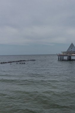 Usedom'un kumlu plajında tatil hissi. - Baltık sahil beldesi Heringsdorf/Almanya