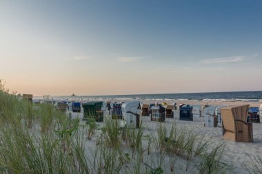 Usedom'un kumlu plajında tatil hissi. - Baltık sahil beldesi Heringsdorf/Almanya