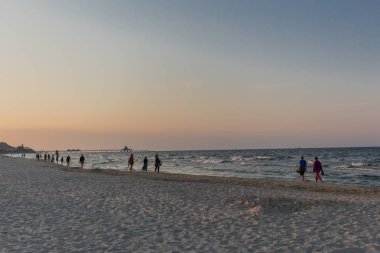 Usedom'un kumlu plajında tatil hissi. - Baltık sahil beldesi Heringsdorf/Almanya