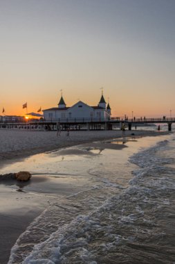 Usedom'un kumlu plajında tatil hissi. - Baltık sahil beldesi Heringsdorf/Almanya