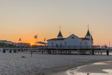 Usedom'un kumlu plajında tatil hissi. - Baltık sahil beldesi Heringsdorf/Almanya