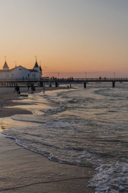 Usedom'un kumlu plajında tatil hissi. - Baltık sahil beldesi Heringsdorf/Almanya
