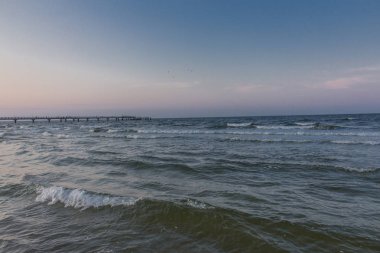 Usedom'un kumlu plajında tatil hissi. - Baltık sahil beldesi Heringsdorf/Almanya