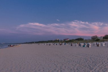 Usedom'un kumlu plajında tatil hissi. - Baltık sahil beldesi Heringsdorf/Almanya