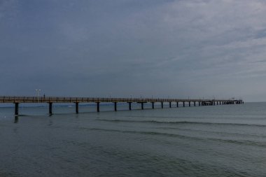 Baltık Denizi kıyısında Binzer plajda güzel sabah yürüyüşü - Binz/Almanya