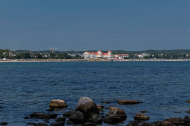 Baltık Denizi kıyısında Binzer plajda güzel sabah yürüyüşü - Binz/Almanya