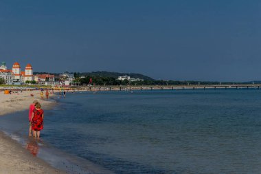 Baltık Denizi kıyısında Binzer plajda güzel sabah yürüyüşü - Binz/Almanya