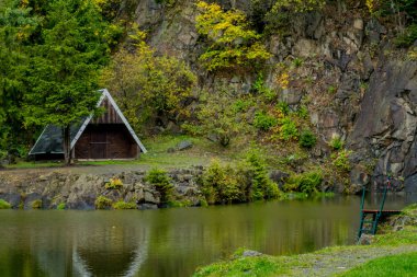 Güzel Thüringen Ormanı'nda sonbahar günü - Bergsee Ebertswiese/Almanya