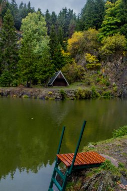 Güzel Thüringen Ormanı'nda sonbahar günü - Bergsee Ebertswiese/Almanya