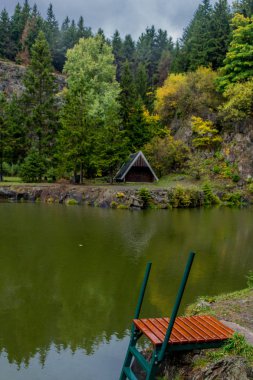 Güzel Thüringen Ormanı'nda sonbahar günü - Bergsee Ebertswiese/Almanya