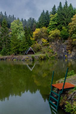 Güzel Thüringen Ormanı'nda sonbahar günü - Bergsee Ebertswiese/Almanya