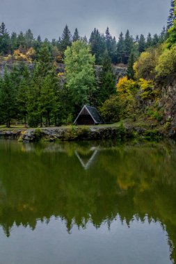 Güzel Thüringen Ormanı'nda sonbahar günü - Bergsee Ebertswiese/Almanya
