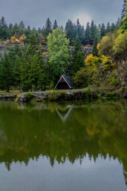 Güzel Thüringen Ormanı'nda sonbahar günü - Bergsee Ebertswiese/Almanya
