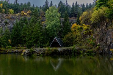 Güzel Thüringen Ormanı'nda sonbahar günü - Bergsee Ebertswiese/Almanya