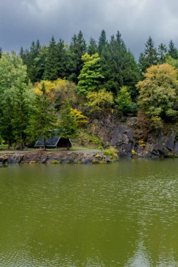 Güzel Thüringen Ormanı'nda sonbahar günü - Bergsee Ebertswiese/Almanya