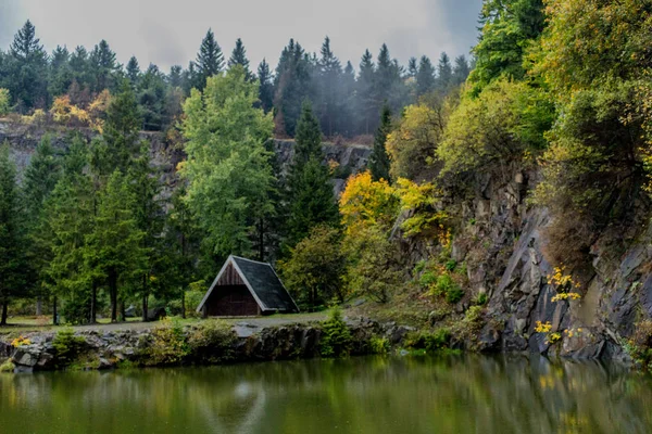 Jesienny Dzień Pięknym Lesie Turyńskim Bergsee Ebertswiese Niemcy — Zdjęcie stockowe