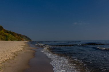 Ruegen - Ruegen / Ostsee / Almanya Baltık Denizi adasında sahil yürüyüşü