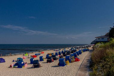 Ruegen - Ruegen / Ostsee / Almanya Baltık Denizi adasında sahil yürüyüşü