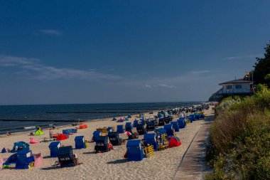 Ruegen - Ruegen / Ostsee / Almanya Baltık Denizi adasında sahil yürüyüşü