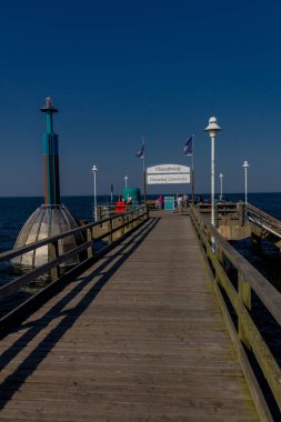 Ruegen - Ruegen / Ostsee / Almanya Baltık Denizi adasında sahil yürüyüşü