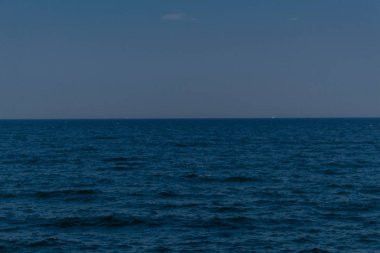 Ruegen - Ruegen / Ostsee / Almanya Baltık Denizi adasında sahil yürüyüşü