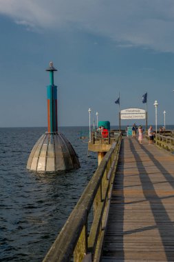 Ruegen - Ruegen / Ostsee / Almanya Baltık Denizi adasında sahil yürüyüşü