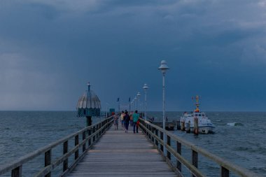 Ruegen - Ruegen / Ostsee / Almanya Baltık Denizi adasında sahil yürüyüşü