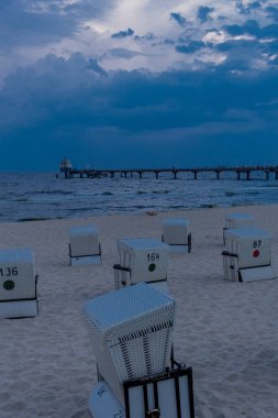 Ruegen - Ruegen / Ostsee / Almanya Baltık Denizi adasında sahil yürüyüşü