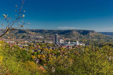 Jena / Thüringen / Almanya 'da Saale-Horizontale boyunca sonbahar yürüyüşü