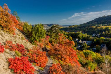 Jena / Thüringen / Almanya 'da Saale-Horizontale boyunca sonbahar yürüyüşü