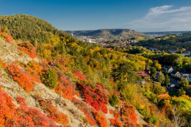 Jena / Thüringen / Almanya 'da Saale-Horizontale boyunca sonbahar yürüyüşü