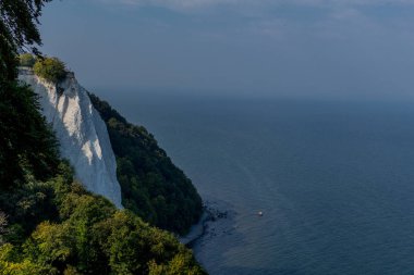 Baltık Denizi 'ndeki güzel Rgen adasındaki tebeşir kayalıkları boyunca keşif turu - Arkona Burnu / Almanya