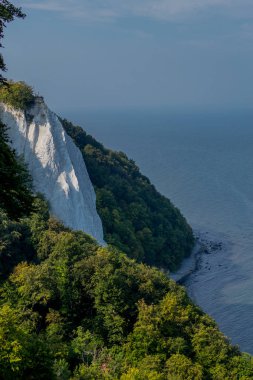 Baltık Denizi 'ndeki güzel Rgen adasındaki tebeşir kayalıkları boyunca keşif turu - Arkona Burnu / Almanya