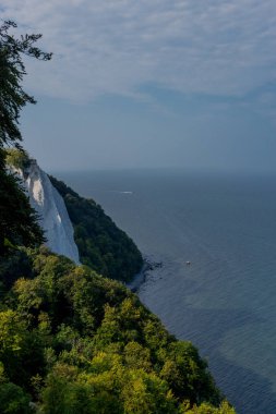 Baltık Denizi 'ndeki güzel Rgen adasındaki tebeşir kayalıkları boyunca keşif turu - Arkona Burnu / Almanya
