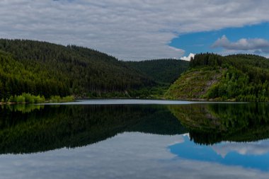 Tambach-Dietharz yakınlarındaki Thüringen Ormanı 'ndaki dar su barajında yürüyüş - Almanya