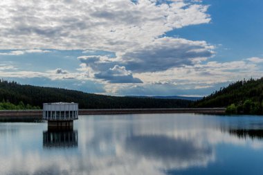 Tambach-Dietharz yakınlarındaki Thüringen Ormanı 'ndaki dar su barajında yürüyüş - Almanya