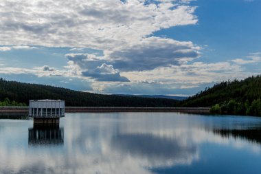 Tambach-Dietharz yakınlarındaki Thüringen Ormanı 'ndaki dar su barajında yürüyüş - Almanya
